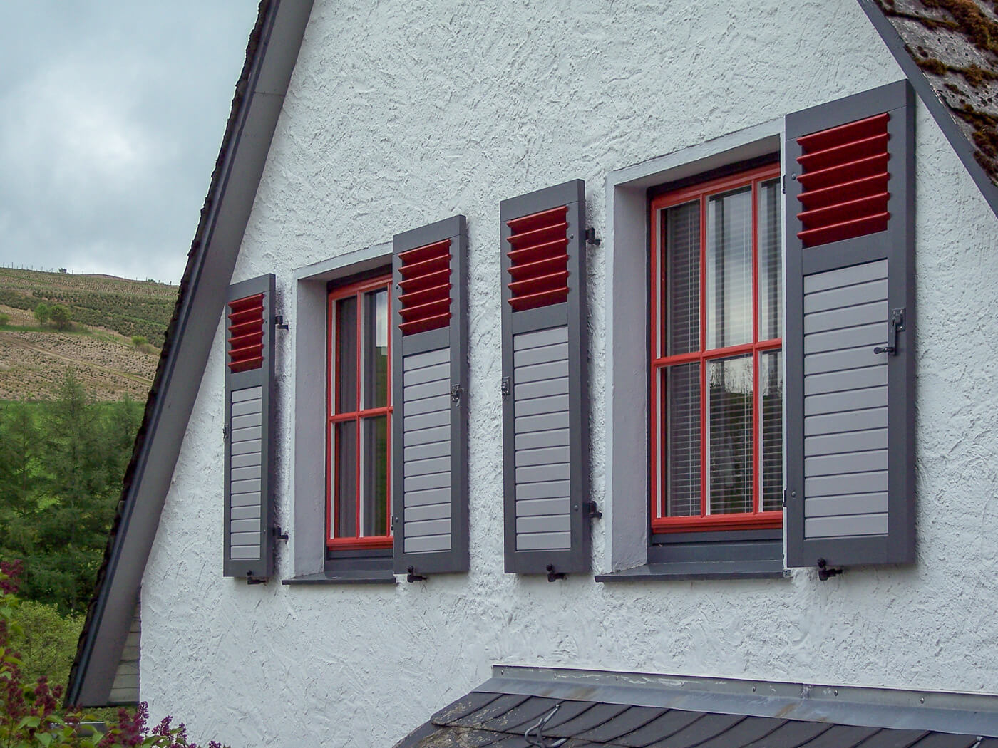 Sprossenfenster mit Klappläden in Olsberg